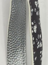Load image into Gallery viewer, Paw Print Wristlet