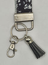 Load image into Gallery viewer, Paw Print Wristlet
